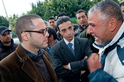 20 janvier : Arrivée de Slim Amamou au ministère de la Jeunesse et des Sports pour sa passation de pouvoir au poste de Secrétaire d'Etat à la Jeunesse et aux Sports. A peine sorti de prison où Ben Ali l'avait enfermé le 6 janvier puis libéré le 14 janvier, le militant bloggeur était accusé par l'ancien pouvoir d'avoir participé à l'opération internationale de hacking des sites gouvernementaux tunisiens, lancée par Anonymous.  Il est accueilli par les fonctionnaires du ministère qui lui remttent une pétition lui demandant de ne pas prendre son poste pour garder sa crédibilité envers la jeunesse tunisienne et de ne pas s'associer à ce gouvernement provisoire perçu cimme trop RCD. Slim Amamou passera une heure au ministère avant d'être raccompganer à sa 4L par les fonctionnaires. Commentaires de Slim Amamou sur son twitter après ces évenements : Slim Amamou a dit sur son twitter concernant ce qui s'est au ministère"je suis allé au Ministère de la Jeunesse pour la passation. il y avait une manif, pas de passation mais grande discussion avec les gens""les fonctionnaires de mon Ministère ne veulent pas du gouvernement, y compris moi et mon Ministre"