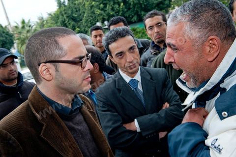20 janvier : Arrivée de Slim Amamou au ministère de la Jeunesse et des Sports pour sa passation de pouvoir au poste de Secrétaire d'Etat à la Jeunesse et aux Sports. A peine sorti de prison où Ben Ali l'avait enfermé le 6 janvier puis libéré le 14 janvier, le militant bloggeur était accusé par l'ancien pouvoir d'avoir participé à l'opération internationale de hacking des sites gouvernementaux tunisiens, lancée par Anonymous.  Il est accueilli par les fonctionnaires du ministère qui lui remttent une pétition lui demandant de ne pas prendre son poste pour garder sa crédibilité envers la jeunesse tunisienne et de ne pas s'associer à ce gouvernement provisoire perçu cimme trop RCD. Slim Amamou passera une heure au ministère avant d'être raccompganer à sa 4L par les fonctionnaires. Commentaires de Slim Amamou sur son twitter après ces évenements : Slim Amamou a dit sur son twitter concernant ce qui s'est au ministère"je suis allé au Ministère de la Jeunesse pour la passation. il y avait une manif, pas de passation mais grande discussion avec les gens""les fonctionnaires de mon Ministère ne veulent pas du gouvernement, y compris moi et mon Ministre"