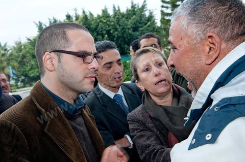 20 janvier : Arrivée de Slim Amamou au ministère de la Jeunesse et des Sports pour sa passation de pouvoir au poste de Secrétaire d'Etat à la Jeunesse et aux Sports. A peine sorti de prison où Ben Ali l'avait enfermé le 6 janvier puis libéré le 14 janvier, le militant bloggeur était accusé par l'ancien pouvoir d'avoir participé à l'opération internationale de hacking des sites gouvernementaux tunisiens, lancée par Anonymous.  Il est accueilli par les fonctionnaires du ministère qui lui remttent une pétition lui demandant de ne pas prendre son poste pour garder sa crédibilité envers la jeunesse tunisienne et de ne pas s'associer à ce gouvernement provisoire perçu cimme trop RCD. Slim Amamou passera une heure au ministère avant d'être raccompganer à sa 4L par les fonctionnaires. Commentaires de Slim Amamou sur son twitter après ces évenements : Slim Amamou a dit sur son twitter concernant ce qui s'est au ministère"je suis allé au Ministère de la Jeunesse pour la passation. il y avait une manif, pas de passation mais grande discussion avec les gens""les fonctionnaires de mon Ministère ne veulent pas du gouvernement, y compris moi et mon Ministre"