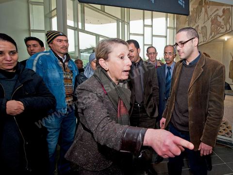 20 janvier : Arrivée de Slim Amamou au ministère de la Jeunesse et des Sports pour sa passation de pouvoir au poste de Secrétaire d'Etat à la Jeunesse et aux Sports. A peine sorti de prison où Ben Ali l'avait enfermé le 6 janvier puis libéré le 14 janvier, le militant bloggeur était accusé par l'ancien pouvoir d'avoir participé à l'opération internationale de hacking des sites gouvernementaux tunisiens, lancée par Anonymous.  Il est accueilli par les fonctionnaires du ministère qui lui remttent une pétition lui demandant de ne pas prendre son poste pour garder sa crédibilité envers la jeunesse tunisienne et de ne pas s'associer à ce gouvernement provisoire perçu cimme trop RCD. Slim Amamou passera une heure au ministère avant d'être raccompganer à sa 4L par les fonctionnaires. Commentaires de Slim Amamou sur son twitter après ces évenements : Slim Amamou a dit sur son twitter concernant ce qui s'est au ministère"je suis allé au Ministère de la Jeunesse pour la passation. il y avait une manif, pas de passation mais grande discussion avec les gens""les fonctionnaires de mon Ministère ne veulent pas du gouvernement, y compris moi et mon Ministre"