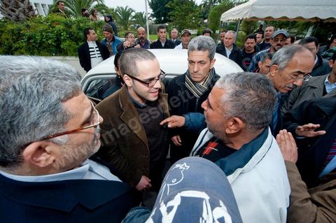 20 janvier : Arrivée de Slim Amamou au ministère de la Jeunesse et des Sports pour sa passation de pouvoir au poste de Secrétaire d'Etat à la Jeunesse et aux Sports. A peine sorti de prison où Ben Ali l'avait enfermé le 6 janvier puis libéré le 14 janvier, le militant bloggeur était accusé par l'ancien pouvoir d'avoir participé à l'opération internationale de hacking des sites gouvernementaux tunisiens, lancée par Anonymous.  Il est accueilli par les fonctionnaires du ministère qui lui remttent une pétition lui demandant de ne pas prendre son poste pour garder sa crédibilité envers la jeunesse tunisienne et de ne pas s'associer à ce gouvernement provisoire perçu cimme trop RCD. Slim Amamou passera une heure au ministère avant d'être raccompganer à sa 4L par les fonctionnaires. Commentaires de Slim Amamou sur son twitter après ces évenements : Slim Amamou a dit sur son twitter concernant ce qui s'est au ministère"je suis allé au Ministère de la Jeunesse pour la passation. il y avait une manif, pas de passation mais grande discussion avec les gens""les fonctionnaires de mon Ministère ne veulent pas du gouvernement, y compris moi et mon Ministre"