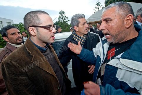 20 janvier : Arrivée de Slim Amamou au ministère de la Jeunesse et des Sports pour sa passation de pouvoir au poste de Secrétaire d'Etat à la Jeunesse et aux Sports. A peine sorti de prison où Ben Ali l'avait enfermé le 6 janvier puis libéré le 14 janvier, le militant bloggeur était accusé par l'ancien pouvoir d'avoir participé à l'opération internationale de hacking des sites gouvernementaux tunisiens, lancée par Anonymous.  Il est accueilli par les fonctionnaires du ministère qui lui remttent une pétition lui demandant de ne pas prendre son poste pour garder sa crédibilité envers la jeunesse tunisienne et de ne pas s'associer à ce gouvernement provisoire perçu cimme trop RCD. Slim Amamou passera une heure au ministère avant d'être raccompganer à sa 4L par les fonctionnaires. Commentaires de Slim Amamou sur son twitter après ces évenements : Slim Amamou a dit sur son twitter concernant ce qui s'est au ministère"je suis allé au Ministère de la Jeunesse pour la passation. il y avait une manif, pas de passation mais grande discussion avec les gens""les fonctionnaires de mon Ministère ne veulent pas du gouvernement, y compris moi et mon Ministre"