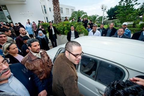 20 janvier : Arrivée de Slim Amamou au ministère de la Jeunesse et des Sports pour sa passation de pouvoir au poste de Secrétaire d'Etat à la Jeunesse et aux Sports. A peine sorti de prison où Ben Ali l'avait enfermé le 6 janvier puis libéré le 14 janvier, le militant bloggeur était accusé par l'ancien pouvoir d'avoir participé à l'opération internationale de hacking des sites gouvernementaux tunisiens, lancée par Anonymous.  Il est accueilli par les fonctionnaires du ministère qui lui remttent une pétition lui demandant de ne pas prendre son poste pour garder sa crédibilité envers la jeunesse tunisienne et de ne pas s'associer à ce gouvernement provisoire perçu cimme trop RCD. Slim Amamou passera une heure au ministère avant d'être raccompganer à sa 4L par les fonctionnaires. Commentaires de Slim Amamou sur son twitter après ces évenements : Slim Amamou a dit sur son twitter concernant ce qui s'est au ministère"je suis allé au Ministère de la Jeunesse pour la passation. il y avait une manif, pas de passation mais grande discussion avec les gens""les fonctionnaires de mon Ministère ne veulent pas du gouvernement, y compris moi et mon Ministre"