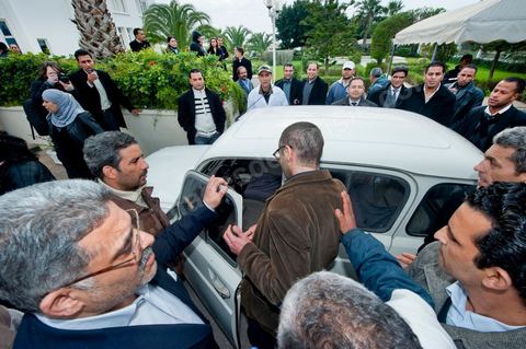 20 janvier : Arrivée de Slim Amamou au ministère de la Jeunesse et des Sports pour sa passation de pouvoir au poste de Secrétaire d'Etat à la Jeunesse et aux Sports. A peine sorti de prison où Ben Ali l'avait enfermé le 6 janvier puis libéré le 14 janvier, le militant bloggeur était accusé par l'ancien pouvoir d'avoir participé à l'opération internationale de hacking des sites gouvernementaux tunisiens, lancée par Anonymous.  Il est accueilli par les fonctionnaires du ministère qui lui remttent une pétition lui demandant de ne pas prendre son poste pour garder sa crédibilité envers la jeunesse tunisienne et de ne pas s'associer à ce gouvernement provisoire perçu cimme trop RCD. Slim Amamou passera une heure au ministère avant d'être raccompganer à sa 4L par les fonctionnaires. Commentaires de Slim Amamou sur son twitter après ces évenements : Slim Amamou a dit sur son twitter concernant ce qui s'est au ministère"je suis allé au Ministère de la Jeunesse pour la passation. il y avait une manif, pas de passation mais grande discussion avec les gens""les fonctionnaires de mon Ministère ne veulent pas du gouvernement, y compris moi et mon Ministre"