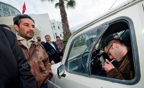 20 janvier : Arrivée de Slim Amamou au ministère de la Jeunesse et des Sports pour sa passation de pouvoir au poste de Secrétaire d'Etat à la Jeunesse et aux Sports. A peine sorti de prison où Ben Ali l'avait enfermé le 6 janvier puis libéré le 14 janvier, le militant bloggeur était accusé par l'ancien pouvoir d'avoir participé à l'opération internationale de hacking des sites gouvernementaux tunisiens, lancée par Anonymous.  Il est accueilli par les fonctionnaires du ministère qui lui remttent une pétition lui demandant de ne pas prendre son poste pour garder sa crédibilité envers la jeunesse tunisienne et de ne pas s'associer à ce gouvernement provisoire perçu cimme trop RCD. Slim Amamou passera une heure au ministère avant d'être raccompganer à sa 4L par les fonctionnaires. Commentaires de Slim Amamou sur son twitter après ces évenements : Slim Amamou a dit sur son twitter concernant ce qui s'est au ministère"je suis allé au Ministère de la Jeunesse pour la passation. il y avait une manif, pas de passation mais grande discussion avec les gens""les fonctionnaires de mon Ministère ne veulent pas du gouvernement, y compris moi et mon Ministre"