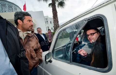 20 janvier : Arrivée de Slim Amamou au ministère de la Jeunesse et des Sports pour sa passation de pouvoir au poste de Secrétaire d'Etat à la Jeunesse et aux Sports. A peine sorti de prison où Ben Ali l'avait enfermé le 6 janvier puis libéré le 14 janvier, le militant bloggeur était accusé par l'ancien pouvoir d'avoir participé à l'opération internationale de hacking des sites gouvernementaux tunisiens, lancée par Anonymous.  Il est accueilli par les fonctionnaires du ministère qui lui remttent une pétition lui demandant de ne pas prendre son poste pour garder sa crédibilité envers la jeunesse tunisienne et de ne pas s'associer à ce gouvernement provisoire perçu cimme trop RCD. Slim Amamou passera une heure au ministère avant d'être raccompganer à sa 4L par les fonctionnaires. Commentaires de Slim Amamou sur son twitter après ces évenements : Slim Amamou a dit sur son twitter concernant ce qui s'est au ministère"je suis allé au Ministère de la Jeunesse pour la passation. il y avait une manif, pas de passation mais grande discussion avec les gens""les fonctionnaires de mon Ministère ne veulent pas du gouvernement, y compris moi et mon Ministre"