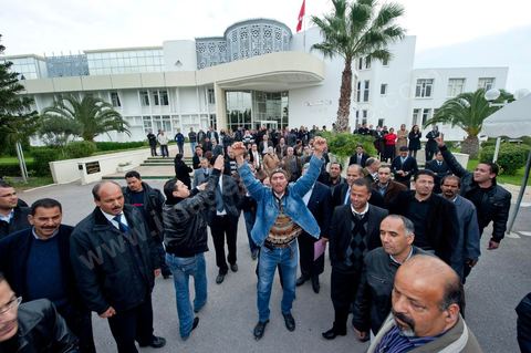 20 janvier : Arrivée de Slim Amamou au ministère de la Jeunesse et des Sports pour sa passation de pouvoir au poste de Secrétaire d'Etat à la Jeunesse et aux Sports. A peine sorti de prison où Ben Ali l'avait enfermé le 6 janvier puis libéré le 14 janvier, le militant bloggeur était accusé par l'ancien pouvoir d'avoir participé à l'opération internationale de hacking des sites gouvernementaux tunisiens, lancée par Anonymous.  Il est accueilli par les fonctionnaires du ministère qui lui remttent une pétition lui demandant de ne pas prendre son poste pour garder sa crédibilité envers la jeunesse tunisienne et de ne pas s'associer à ce gouvernement provisoire perçu cimme trop RCD. Slim Amamou passera une heure au ministère avant d'être raccompganer à sa 4L par les fonctionnaires. Commentaires de Slim Amamou sur son twitter après ces évenements : Slim Amamou a dit sur son twitter concernant ce qui s'est au ministère"je suis allé au Ministère de la Jeunesse pour la passation. il y avait une manif, pas de passation mais grande discussion avec les gens""les fonctionnaires de mon Ministère ne veulent pas du gouvernement, y compris moi et mon Ministre"