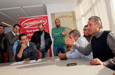 Radio Mosaïque FM Editorial Board. On Wednesday, January 12, at 12:00 p.m., it was the first to speak out and stand up for freedom of expression and professional standards by launching the first democratic debates on the radio. During this editorial board meeting with all editors, journalists, and hosts, emphasis was placed on a call for everyone to commit to a stronger presence in the field.