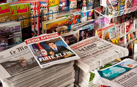 Les tunisiens redécouvrent avec joie les journaux, de nombreux titres de la presse internationale censurés durant le régime de Ben Ali affluent et attirent les tunisiens à l'exemple du Canard Enchaîné. 