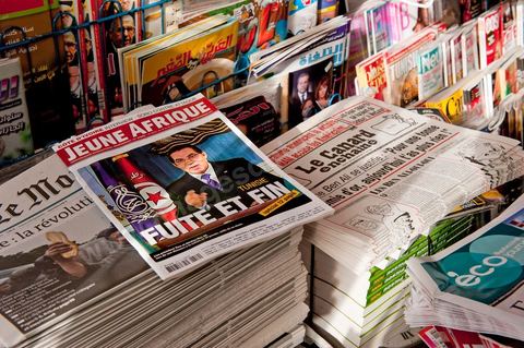 Les tunisiens redécouvrent avec joie les journaux, de nombreux titres de la presse internationale censurés durant le régime de Ben Ali affluent et attirent les tunisiens à l'exemple du Canard Enchaîné. 