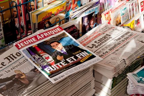 Les tunisiens redécouvrent avec joie les journaux, de nombreux titres de la presse internationale censurés durant le régime de Ben Ali affluent et attirent les tunisiens à l'exemple du Canard Enchaîné. 