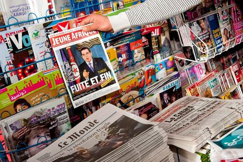 Les tunisiens redécouvrent avec joie les journaux, de nombreux titres de la presse internationale censurés durant le régime de Ben Ali affluent et attirent les tunisiens à l'exemple du Canard Enchaîné. 