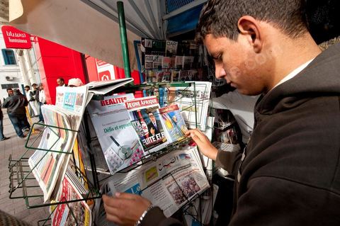 Les tunisiens redécouvrent avec joie les journaux, de nombreux titres de la presse internationale censurés durant le régime de Ben Ali affluent et attirent les tunisiens à l'exemple du Canard Enchaîné. 