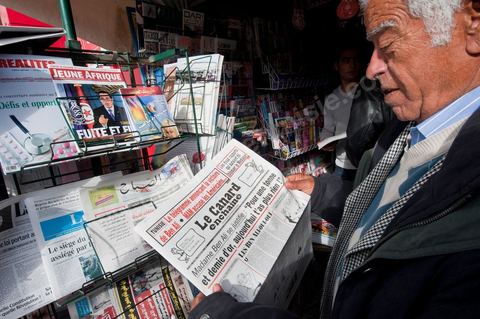 Les tunisiens redécouvrent avec joie les journaux, de nombreux titres de la presse internationale censurés durant le régime de Ben Ali affluent et attirent les tunisiens à l'exemple du Canard Enchaîné. 