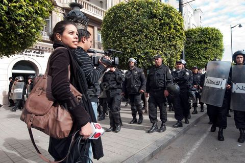 Journaliste de la télévision satellitaire privé tunisienne couvrant une manifestation de l'UGTT et interviewant les militaires sur l'avenue Habib Bourguiba à Tunis. Les journalistes tunisiens découvrent une liberté de la presse et investissent le terrain.