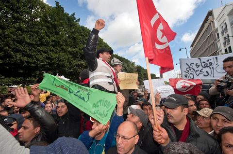 le 22 janvier : grève et manifestation de la police devant le ministère de l'Intérieur demandant la démission du ministre de l'Intérieur M. Friaa et la création d'un syndicat de la police. Un grand nombre de policiers rencontre le peuple et tente d'expliquer leur situation sous le régime de Ben Ali et leur demande pardon pour toutes les exactions faites contre le peuple.