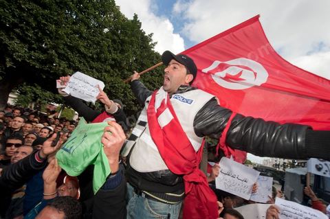 le 22 janvier : grève et manifestation de la police devant le ministère de l'Intérieur demandant la démission du ministre de l'Intérieur M. Friaa et la création d'un syndicat de la police. Un grand nombre de policiers rencontre le peuple et tente d'expliquer leur situation sous le régime de Ben Ali et leur demande pardon pour toutes les exactions faites contre le peuple.