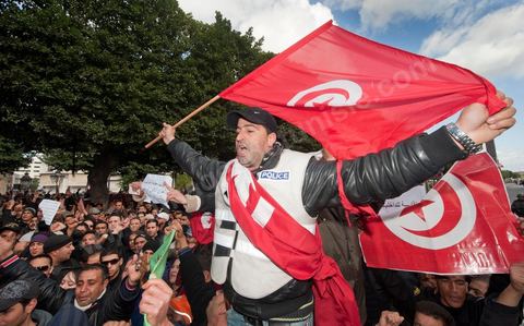 le 22 janvier : grève et manifestation de la police devant le ministère de l'Intérieur demandant la démission du ministre de l'Intérieur M. Friaa et la création d'un syndicat de la police. Un grand nombre de policiers rencontre le peuple et tente d'expliquer leur situation sous le régime de Ben Ali et leur demande pardon pour toutes les exactions faites contre le peuple.