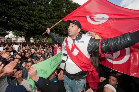 le 22 janvier : grève et manifestation de la police devant le ministère de l'Intérieur demandant la démission du ministre de l'Intérieur M. Friaa et la création d'un syndicat de la police. Un grand nombre de policiers rencontre le peuple et tente d'expliquer leur situation sous le régime de Ben Ali et leur demande pardon pour toutes les exactions faites contre le peuple.