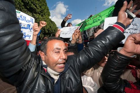 le 22 janvier : grève et manifestation de la police devant le ministère de l'Intérieur demandant la démission du ministre de l'Intérieur M. Friaa et la création d'un syndicat de la police. Un grand nombre de policiers rencontre le peuple et tente d'expliquer leur situation sous le régime de Ben Ali et leur demande pardon pour toutes les exactions faites contre le peuple.