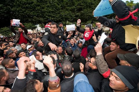 le 22 janvier : grève et manifestation de la police devant le ministère de l'Intérieur demandant la démission du ministre de l'Intérieur M. Friaa et la création d'un syndicat de la police. Un grand nombre de policiers rencontre le peuple et tente d'expliquer leur situation sous le régime de Ben Ali et leur demande pardon pour toutes les exactions faites contre le peuple.