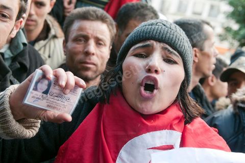 le 22 janvier : grève et manifestation de la police devant le ministère de l'Intérieur demandant la démission du ministre de l'Intérieur M. Friaa et la création d'un syndicat de la police. Un grand nombre de policiers rencontre le peuple et tente d'expliquer leur situation sous le régime de Ben Ali et leur demande pardon pour toutes les exactions faites contre le peuple.