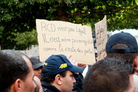 le 22 janvier : grève et manifestation de la police devant le ministère de l'Intérieur demandant la démission du ministre de l'Intérieur M. Friaa et la création d'un syndicat de la police. Un grand nombre de policiers rencontre le peuple et tente d'expliquer leur situation sous le régime de Ben Ali et leur demande pardon pour toutes les exactions faites contre le peuple.