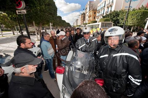 le 22 janvier : grève et manifestation de la police devant le ministère de l'Intérieur demandant la démission du ministre de l'Intérieur M. Friaa et la création d'un syndicat de la police. Un grand nombre de policiers rencontre le peuple et tente d'expliquer leur situation sous le régime de Ben Ali et leur demande pardon pour toutes les exactions faites contre le peuple.