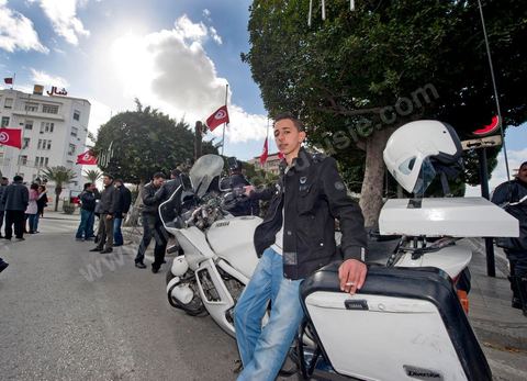 le 22 janvier : grève et manifestation de la police devant le ministère de l'Intérieur demandant la démission du ministre de l'Intérieur M. Friaa et la création d'un syndicat de la police. Un grand nombre de policiers rencontre le peuple et tente d'expliquer leur situation sous le régime de Ben Ali et leur demande pardon pour toutes les exactions faites contre le peuple.