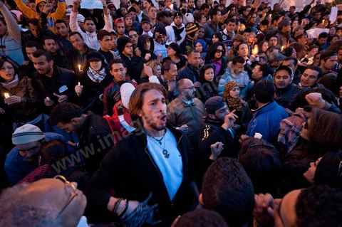 On January 22 at 5 p.m., a gathering of Tunis residents took place on Habib Bourguiba Avenue to pay tribute to the martyrs who fell during the Revolution. Holding candles, Tunisians of all ages commemorated these men and women who died for freedom.