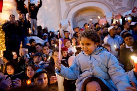 On January 22 at 5 p.m., a gathering of Tunis residents took place on Habib Bourguiba Avenue to pay tribute to the martyrs who fell during the Revolution. Holding candles, Tunisians of all ages commemorated these men and women who died for freedom.