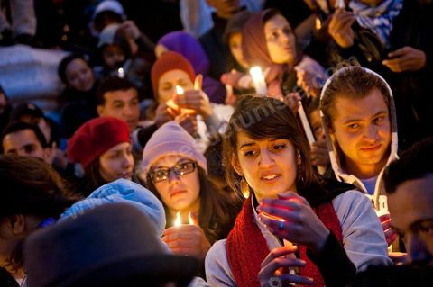 On January 22 at 5 p.m., a gathering of Tunis residents took place on Habib Bourguiba Avenue to pay tribute to the martyrs who fell during the Revolution. Holding candles, Tunisians of all ages commemorated these men and women who died for freedom.