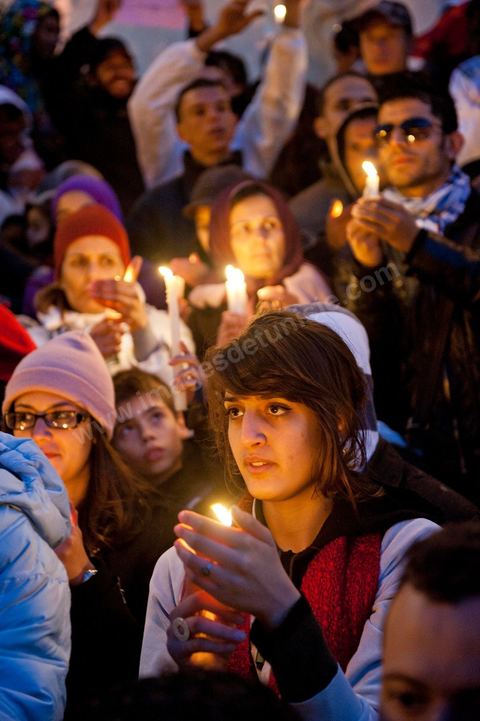 On January 22 at 5 p.m., a gathering of Tunis residents took place on Habib Bourguiba Avenue to pay tribute to the martyrs who fell during the Revolution. Holding candles, Tunisians of all ages commemorated these men and women who died for freedom.