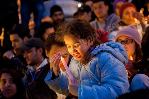 On January 22 at 5 p.m., a gathering of Tunis residents took place on Habib Bourguiba Avenue to pay tribute to the martyrs who fell during the Revolution. Holding candles, Tunisians of all ages commemorated these men and women who died for freedom.