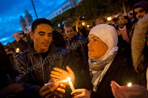 On January 22 at 5 p.m., a gathering of Tunis residents took place on Habib Bourguiba Avenue to pay tribute to the martyrs who fell during the Revolution. Holding candles, Tunisians of all ages commemorated these men and women who died for freedom.