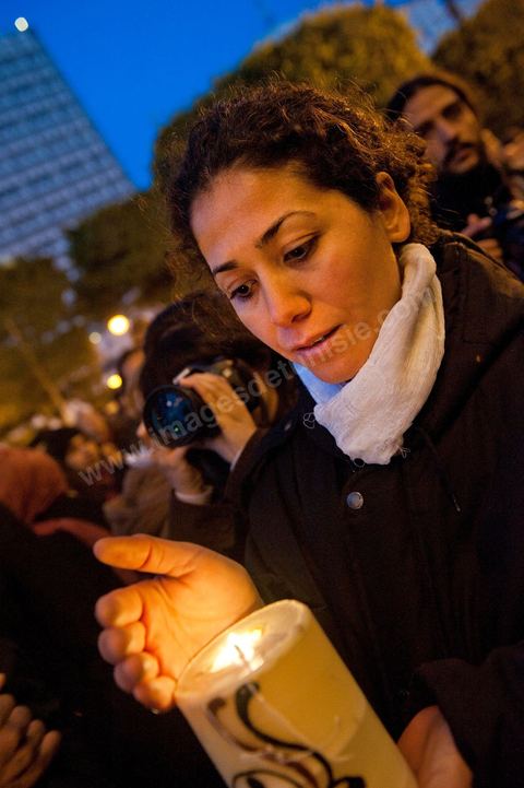 On January 22 at 5 p.m., a gathering of Tunis residents took place on Habib Bourguiba Avenue to pay tribute to the martyrs who fell during the Revolution. Holding candles, Tunisians of all ages commemorated these men and women who died for freedom.
