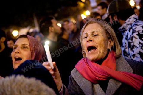On January 22 at 5 p.m., a gathering of Tunis residents took place on Habib Bourguiba Avenue to pay tribute to the martyrs who fell during the Revolution. Holding candles, Tunisians of all ages commemorated these men and women who died for freedom.