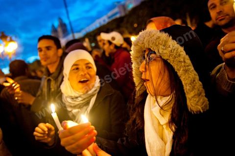 On January 22 at 5 p.m., a gathering of Tunis residents took place on Habib Bourguiba Avenue to pay tribute to the martyrs who fell during the Revolution. Holding candles, Tunisians of all ages commemorated these men and women who died for freedom.
