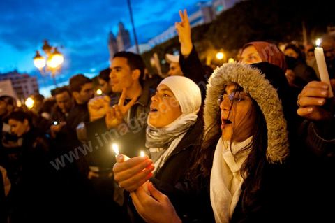 On January 22 at 5 p.m., a gathering of Tunis residents took place on Habib Bourguiba Avenue to pay tribute to the martyrs who fell during the Revolution. Holding candles, Tunisians of all ages commemorated these men and women who died for freedom.