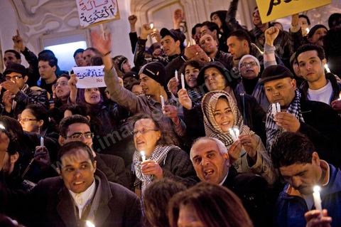 On January 22 at 5 p.m., a gathering of Tunis residents took place on Habib Bourguiba Avenue to pay tribute to the martyrs who fell during the Revolution. Holding candles, Tunisians of all ages commemorated these men and women who died for freedom.