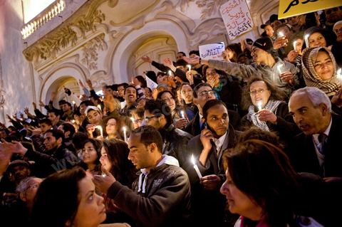 On January 22 at 5 p.m., a gathering of Tunis residents took place on Habib Bourguiba Avenue to pay tribute to the martyrs who fell during the Revolution. Holding candles, Tunisians of all ages commemorated these men and women who died for freedom.