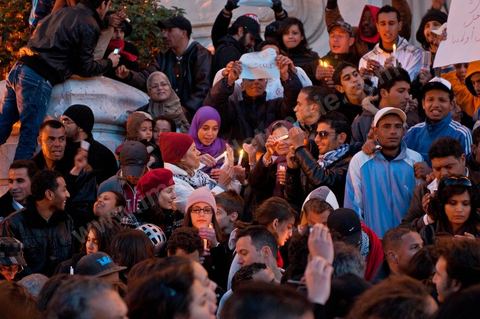 On January 22 at 5 p.m., a gathering of Tunis residents took place on Habib Bourguiba Avenue to pay tribute to the martyrs who fell during the Revolution. Holding candles, Tunisians of all ages commemorated these men and women who died for freedom.