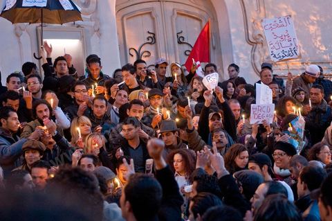 On January 22 at 5 p.m., a gathering of Tunis residents took place on Habib Bourguiba Avenue to pay tribute to the martyrs who fell during the Revolution. Holding candles, Tunisians of all ages commemorated these men and women who died for freedom.