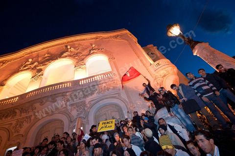On January 22 at 5 p.m., a gathering of Tunis residents took place on Habib Bourguiba Avenue to pay tribute to the martyrs who fell during the Revolution. Holding candles, Tunisians of all ages commemorated these men and women who died for freedom.