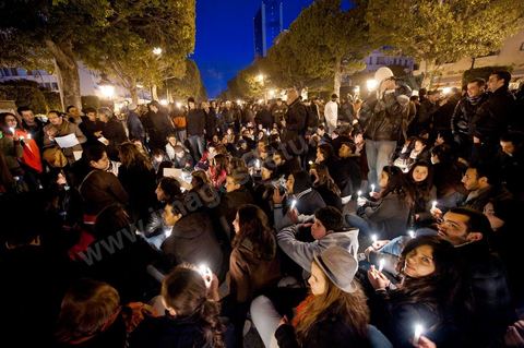 On January 22 at 5 p.m., a gathering of Tunis residents took place on Habib Bourguiba Avenue to pay tribute to the martyrs who fell during the Revolution. Holding candles, Tunisians of all ages commemorated these men and women who died for freedom.