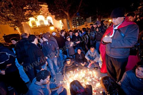 On January 22 at 5 p.m., a gathering of Tunis residents took place on Habib Bourguiba Avenue to pay tribute to the martyrs who fell during the Revolution. Holding candles, Tunisians of all ages commemorated these men and women who died for freedom.