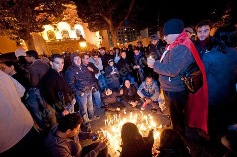 On January 22 at 5 p.m., a gathering of Tunis residents took place on Habib Bourguiba Avenue to pay tribute to the martyrs who fell during the Revolution. Holding candles, Tunisians of all ages commemorated these men and women who died for freedom.