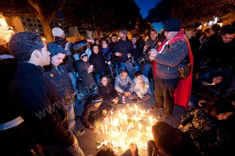 On January 22 at 5 p.m., a gathering of Tunis residents took place on Habib Bourguiba Avenue to pay tribute to the martyrs who fell during the Revolution. Holding candles, Tunisians of all ages commemorated these men and women who died for freedom.