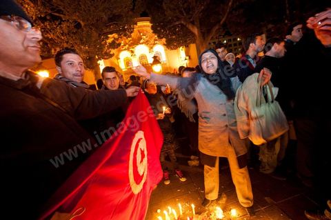 On January 22 at 5 p.m., a gathering of Tunis residents took place on Habib Bourguiba Avenue to pay tribute to the martyrs who fell during the Revolution. Holding candles, Tunisians of all ages commemorated these men and women who died for freedom.