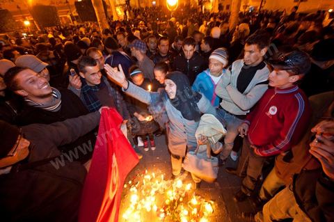 On January 22 at 5 p.m., a gathering of Tunis residents took place on Habib Bourguiba Avenue to pay tribute to the martyrs who fell during the Revolution. Holding candles, Tunisians of all ages commemorated these men and women who died for freedom.